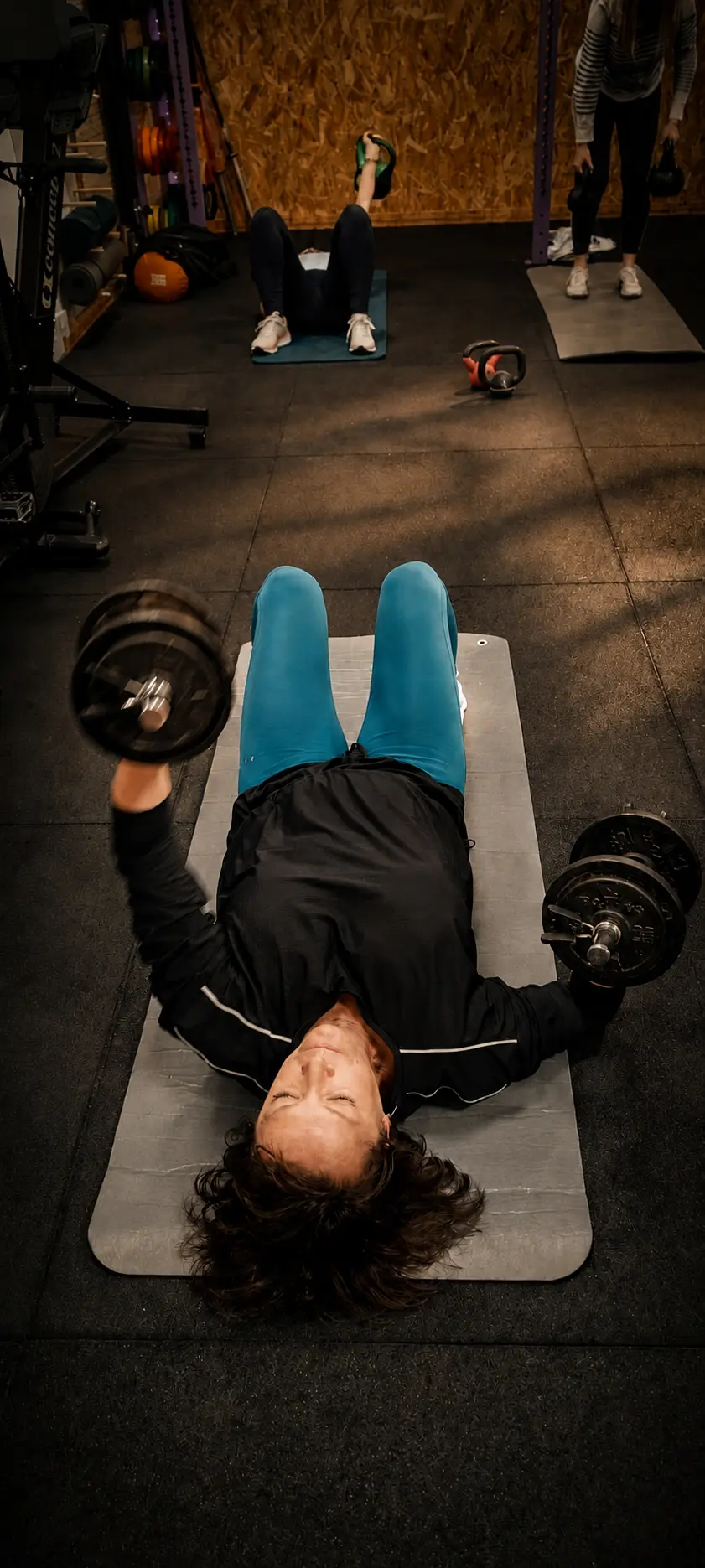 Séance de Global Renfo à Cazan : travail de renforcement musculaire au sol avec haltères et kettlebells